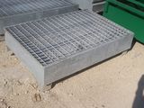 plusieurs grilles en acier sont empilées les unes sur les autres dans la terre