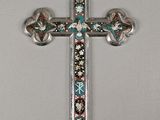 une image représentant une croix en argent ornée d'un motif coloré