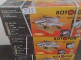 un grand nombre de boîtes empilées les unes sur les autres