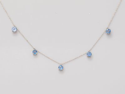 un collier orné de cristaux bleus sur fond blanc