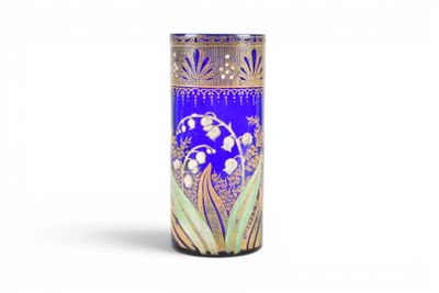 un grand vase orné d'un motif bleu et or