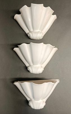 trois appliques blanches fixées au mur d'une pièce