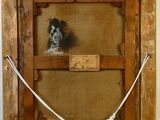 une vieille photo d'un chien dans un cadre en bois, avec une corde