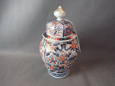 un vase muni d'un couvercle orné d'un oiseau