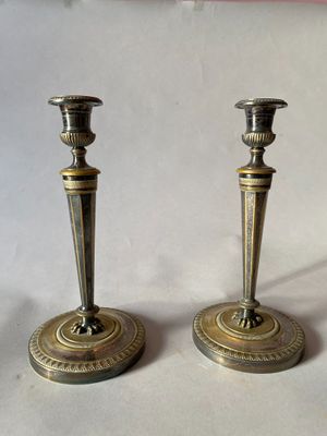 paire de chandeliers anciens en laiton sur fond blanc