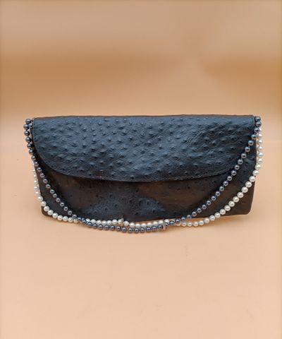 Pochette en autruche, bride rapportée en perles