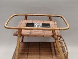 une photo d'une table en bois sur laquelle est posé un porte-revues
