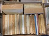 une boîte pleine de livres posée sur une table