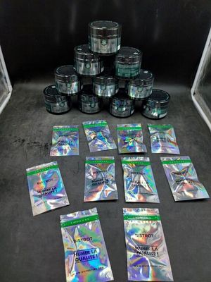 une pile de sachets en papier d'argent posée sur une table
