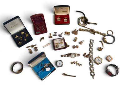 plusieurs types de bijoux différents sur une surface blanche