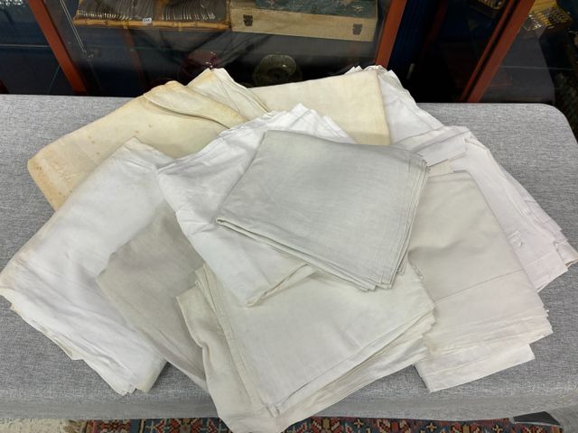 10 draps. Vendu en l’état sans vérification préalable. À nettoyer