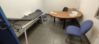 une pièce avec une table, des chaises et un lit