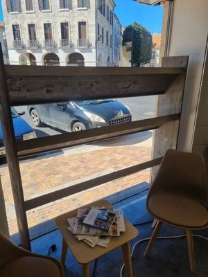 deux chaises et une table devant une fenêtre