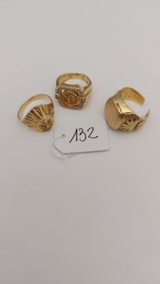 Lot composé de 2 chevalières dont 1 avec pierres et 1 bague …