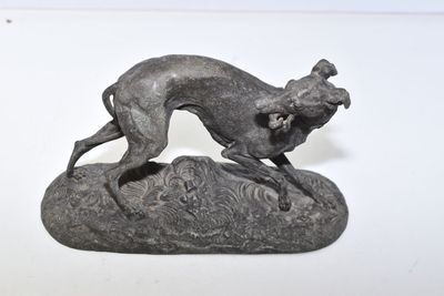 SUJET régule "Lévrier". H : 15 cm L : 24 cm.