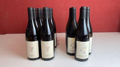 quatre bouteilles de vin sont alignées sur une table