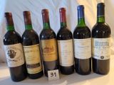 plusieurs bouteilles de vin sont alignées sur une table
