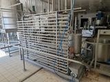 une photo d'une grande cuisine industrielle équipée de nombreux appareils