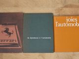 deux livres posés l'un à côté de l'autre sur une table