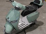un scooter garé dans un garage