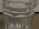 un verre d'eau posé sur un plan de travail