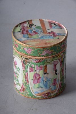une boîte verte sur laquelle figure l'image d'une femme