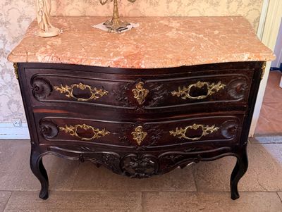 une commode en marbre dans le coin d'une pièce