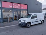 une camionnette blanche garée devant un bâtiment