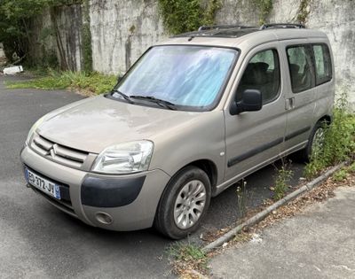 une petite camionnette grise garée sur le bord de la route