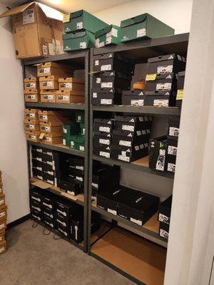 une pièce avec beaucoup de boîtes et de cartons sur les étagères