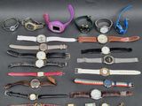 Plusieurs modèles de montres sont exposés sur un fond noir