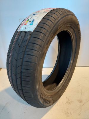un gros plan d'un pneu sur une surface blanche
