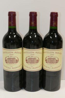 trois bouteilles de vin posées sur une table l'une à côté de l'autre