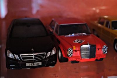 trois petites voitures exposées dans une vitrine