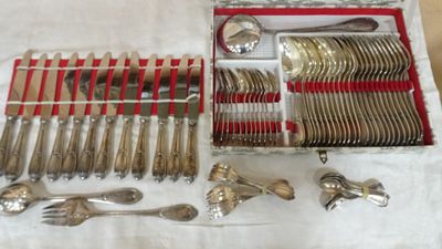 beaucoup d'argenterie dans une boîte sur une table