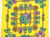 une image représentant une écharpe jaune ornée d'un motif de fleurs et de papillons