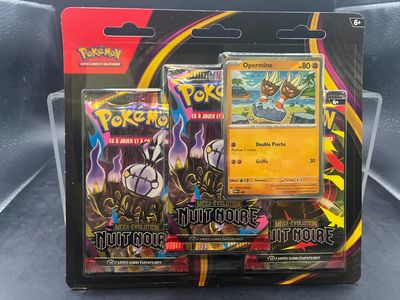 un gros plan sur deux paquets de cartes Pokémon posés sur une table