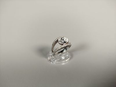 gros plan d'une bague en diamant sur une surface claire