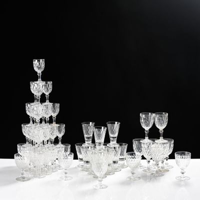 de nombreux verres à vin posés sur une table, sur fond noir