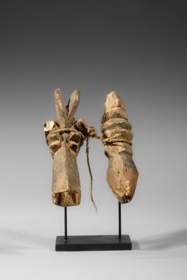 paire de sculptures en bois représentant une tête de cheval et une tête de cheval posée sur un socle