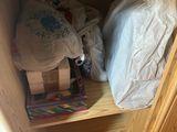 une personne tenant un sac en plastique dans une armoire en bois