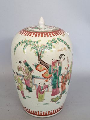 un vase blanc avec un tableau posé sur une table