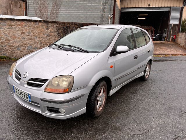 Véhicule particulier NISSAN Tino, immatriculé CC-215-FG, 1ère mis...