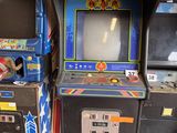 deux bornes d'arcade placées l'une à côté de l'autre dans une pièce