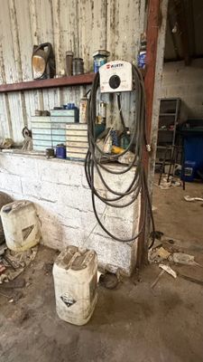 une photo d'une pièce avec plusieurs seaux par terre