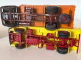 un petit train posé sur une table