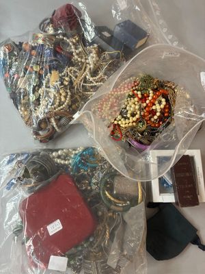 un sac contenant des perles et d'autres objets posé sur une table