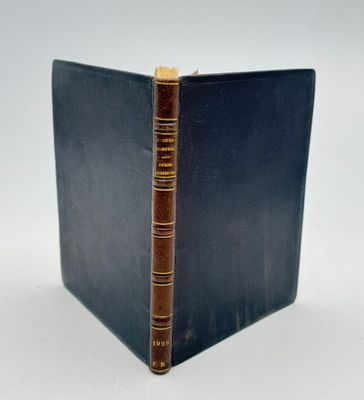 un livre bleu à la couverture marron et à la reliure dorée