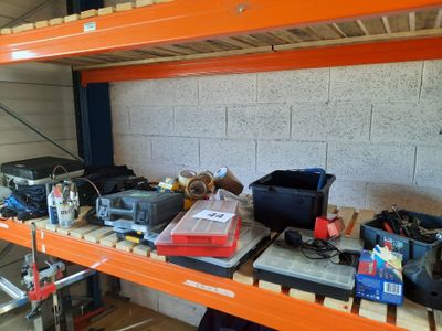 une étagère sur laquelle sont posés de nombreux outils, dans un garage