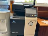 une photo montrant une imprimante et une fontaine à eau dans un bureau